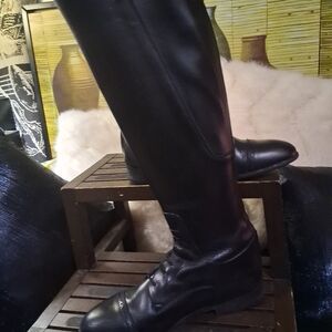 Elegant Black Heeled Boots